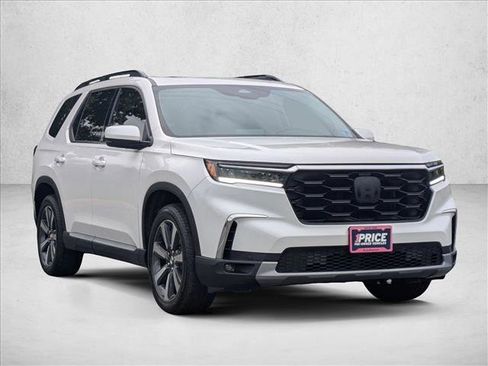 Used 2025 Honda Pilot Touring image 3