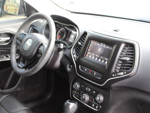 Used 2021 Jeep Cherokee Latitude Plus AWD/4WD image 16