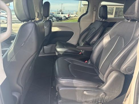 Used 2024 Chrysler Pacifica Select image 9