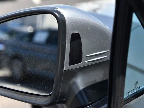 Used 2023 Volkswagen Tiguan SE w/ Panoramic Sunroof Package image 9