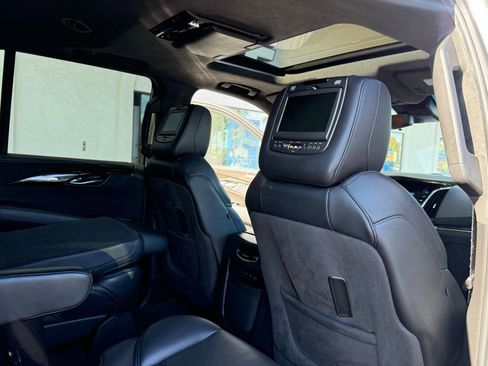 Used 2018 Cadillac Escalade Platinum image 27
