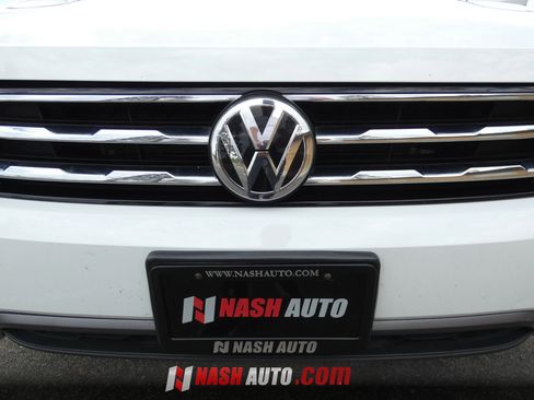 Used 2020 Volkswagen Tiguan SE w/ Panoramic Sunroof Package FWD image 18