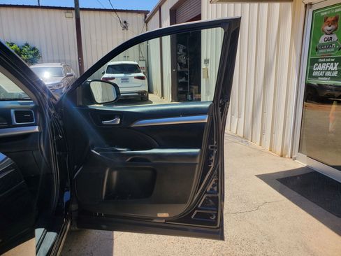 Used 2019 Toyota Highlander XLE AWD/4WD image 27
