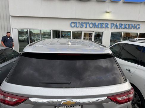 Used 2020 Chevrolet Traverse LS image 3