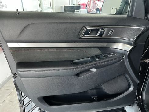 Used 2019 Ford Explorer XLT w/ XLT Sport Appearance Package AWD/4WD image 8