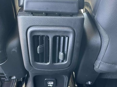 Used 2018 Jeep Compass Latitude FWD image 12
