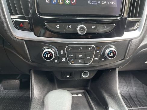 Used 2022 Chevrolet Traverse LT FWD image 18