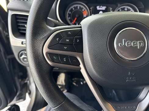 Used 2019 Jeep Cherokee Latitude w/ Popular Appearance Group FWD image 18