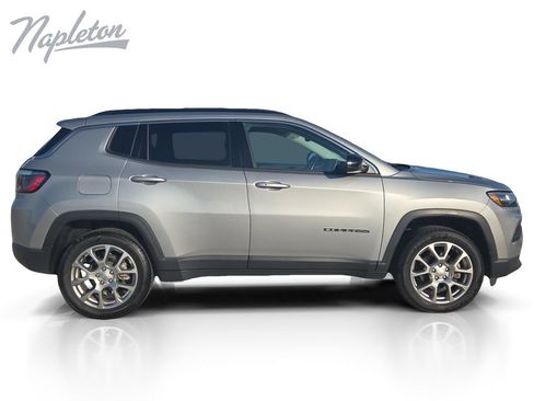 Used 2022 Jeep Compass Latitude w/ Sun and Sound Group AWD/4WD image 7
