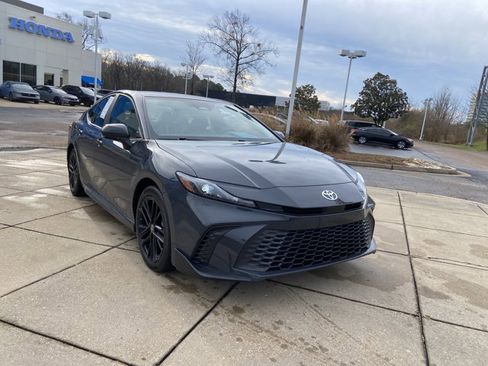 Used 2025 Toyota Camry SE image 2