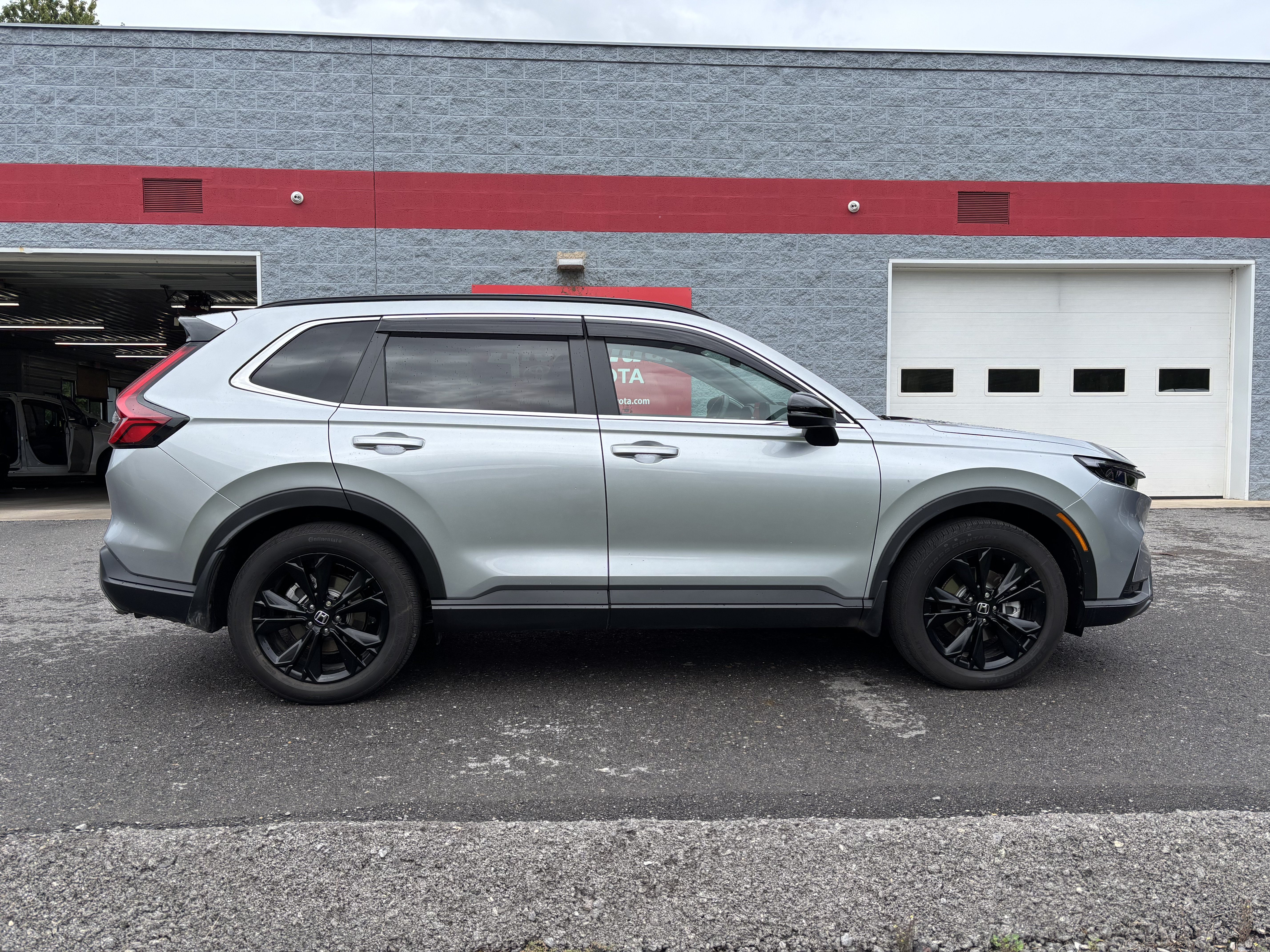 Used 2025 Honda CR-V Sport Touring image 2