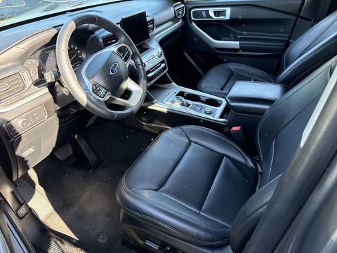 Used 2022 Ford Explorer XLT w/ Equipment Group 202A image 6