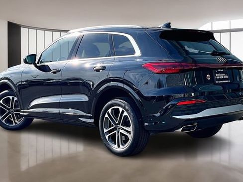 Used 2025 Audi Q5 Premium w/ Convenience Package image 4