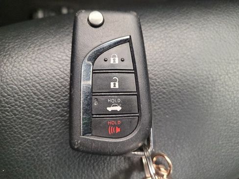 Used 2021 Toyota Camry SE image 32