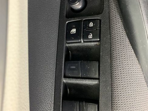 Used 2020 Toyota Corolla LE image 17