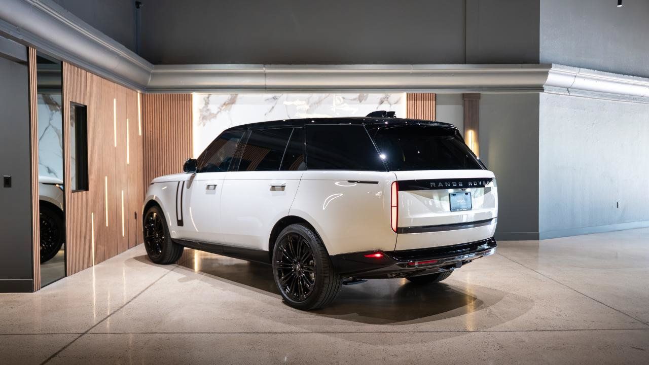 Used 2025 Land Rover Range Rover Long Wheelbase SE AWD/4WD image 7