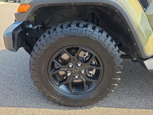 Used 2025 Jeep Gladiator Sport AWD/4WD image 9