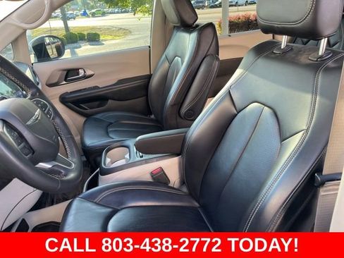 Used 2023 Chrysler Pacifica Touring-L FWD image 7