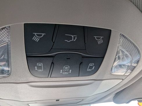 Used 2023 Chrysler Pacifica Touring-L FWD image 17