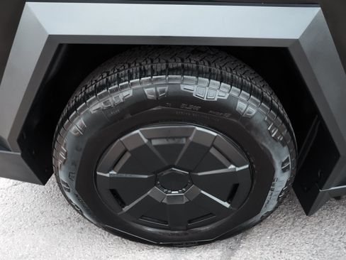 Used 2024 Tesla Cybertruck AWD Crew Cab image 8