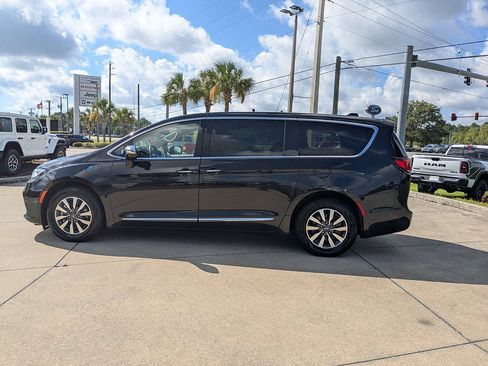 Used 2023 Chrysler Pacifica Limited FWD image 6