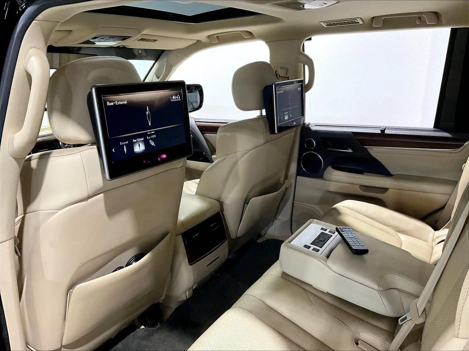 Used 2017 Lexus LX 570 4WD w/ Luxury Package image 3
