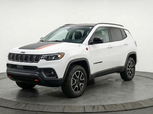 Used 2025 Jeep Compass Trailhawk AWD/4WD image 3