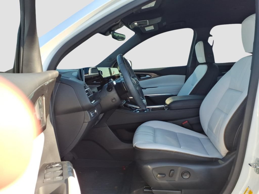 Used 2025 Chevrolet Traverse High Country w/ LPO, Floor Liner Package AWD/4WD image 19