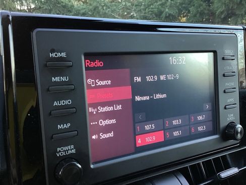 Used 2019 Toyota RAV4 LE image 11