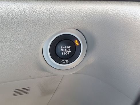 Used 2023 Chrysler Pacifica Touring-L FWD image 6