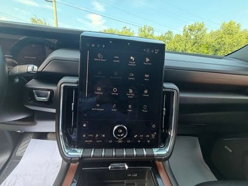 Used 2025 GMC Yukon XL Denali w/ Advanced Technology Package AWD/4WD image 27