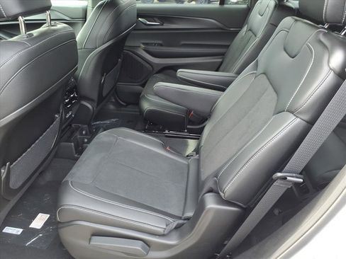 New 2025 Jeep Grand Cherokee L Altitude image 5