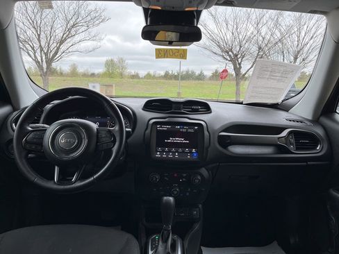Used 2018 Jeep Renegade Altitude w/ UConnect 8.4 Nav Group FWD image 17