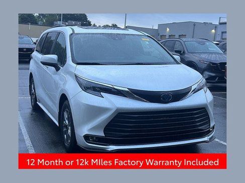 Certified 2025 Toyota Sienna XLE FWD image 1