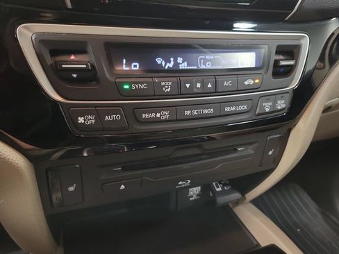 Used 2019 Honda Pilot Touring image 19