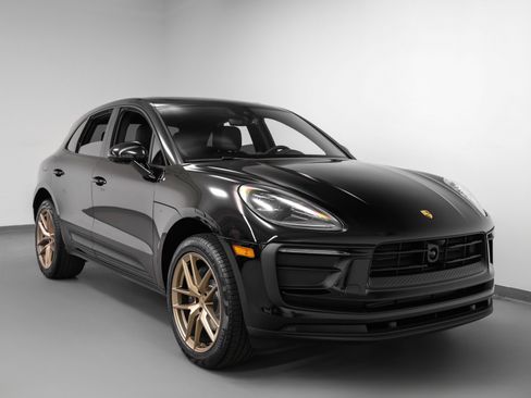Certified 2025 Porsche Macan image 10