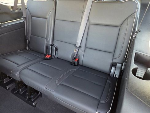 Used 2025 Chevrolet Suburban Premier image 18