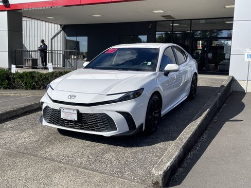 Certified 2025 Toyota Camry SE w/ Convenience Package FWD image 3