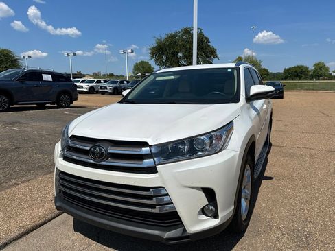 Used 2018 Toyota Highlander Limited FWD image 2