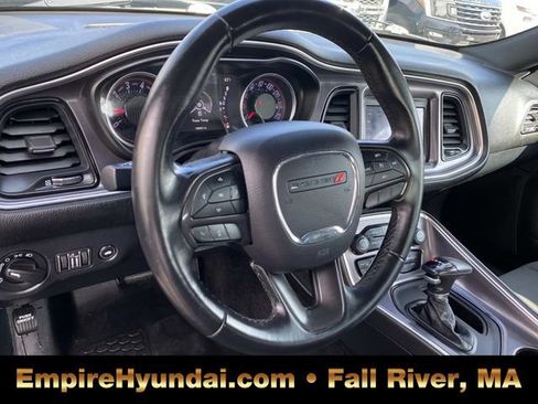 Used 2018 Dodge Challenger SXT image 5