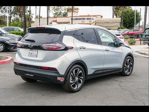 Used 2023 Chevrolet Bolt LT w/ Infotainment Package FWD image 4