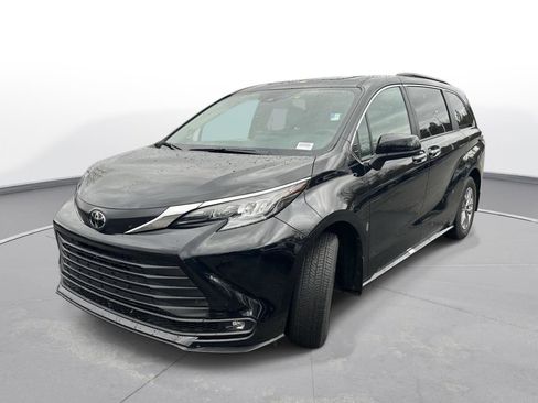Used 2026 Toyota Sienna XLE image 2