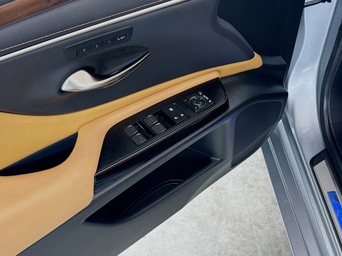 Used 2025 Lexus ES 300h w/ Premium Package image 19