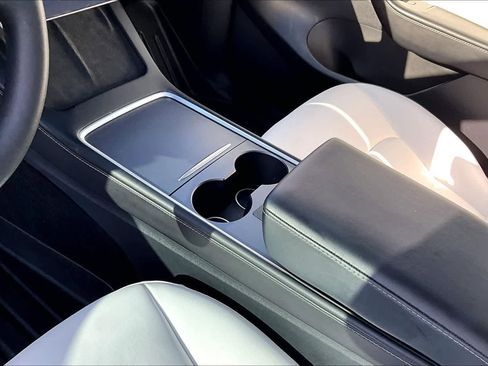 Used 2021 Tesla Model Y Long Range image 16