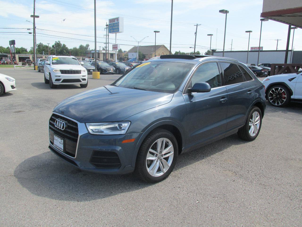 Used 2017 Audi Q3 2.0T Premium Plus w/ Premium Plus Package FWD image 2