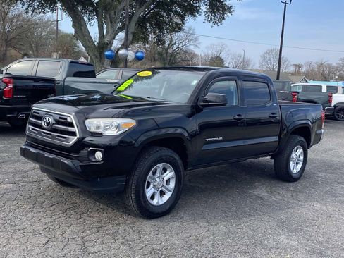 Used 2016 Toyota Tacoma SR5 w/ Towing Package image 3