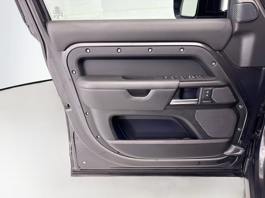 Used 2024 Land Rover Defender 110 V8 AWD/4WD image 23
