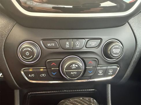 Used 2019 Jeep Cherokee Limited image 14