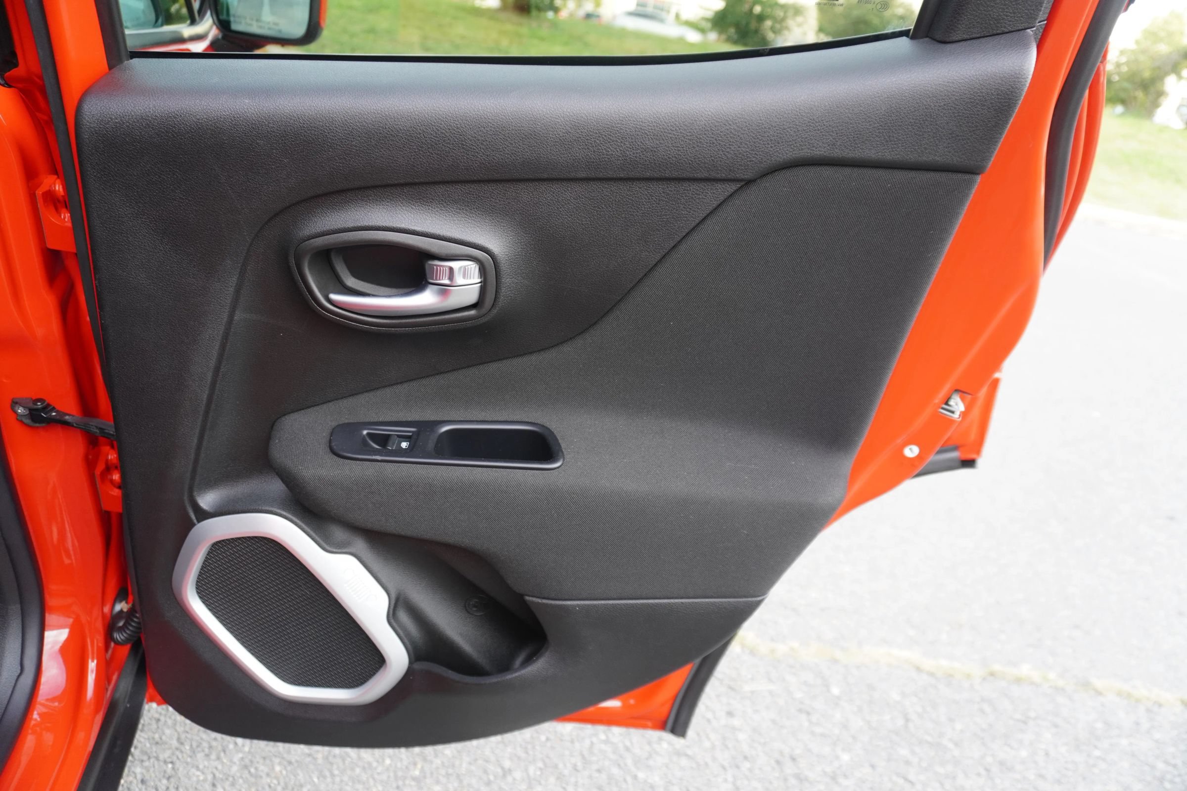Used 2018 Jeep Renegade Latitude w/ Advanced Technology Group FWD image 19