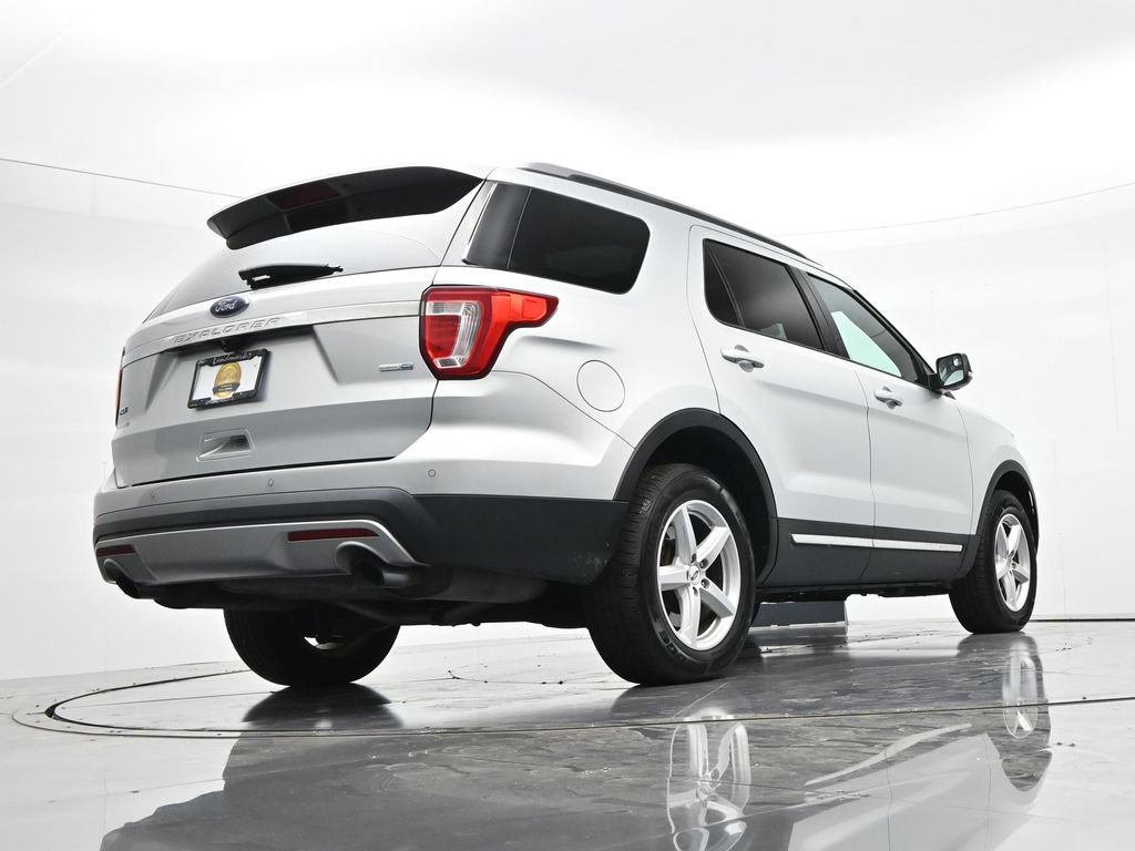 Used 2017 Ford Explorer XLT w/ Equipment Group 201A AWD/4WD image 22